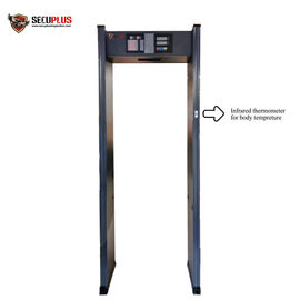 Detector de metal de arco de segurança e detecções de temperatura humana para controlar o coronavírus na entrada do escritório do governo